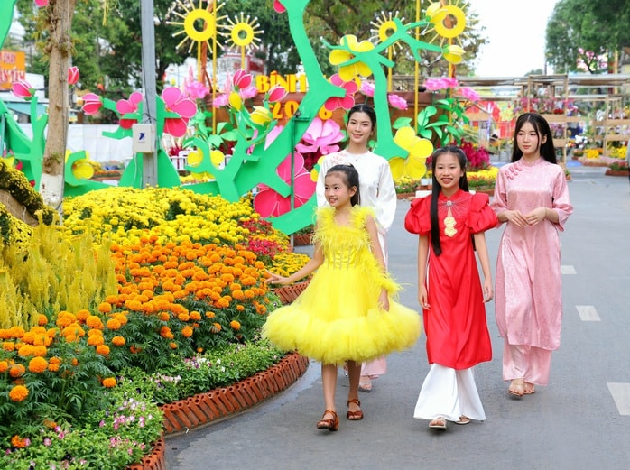 Người dân thích thú check-in tại đường hoa nghệ thuật Cần Thơ trong đêm khai mạc - Ảnh 9.