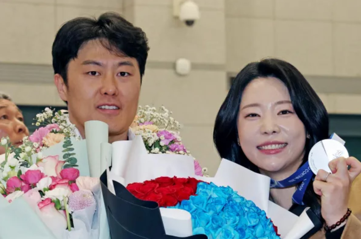 Kim Sang-gyeom chụp ảnh cùng vợ sau khi đáp xuống sân bay quốc tế Incheon.