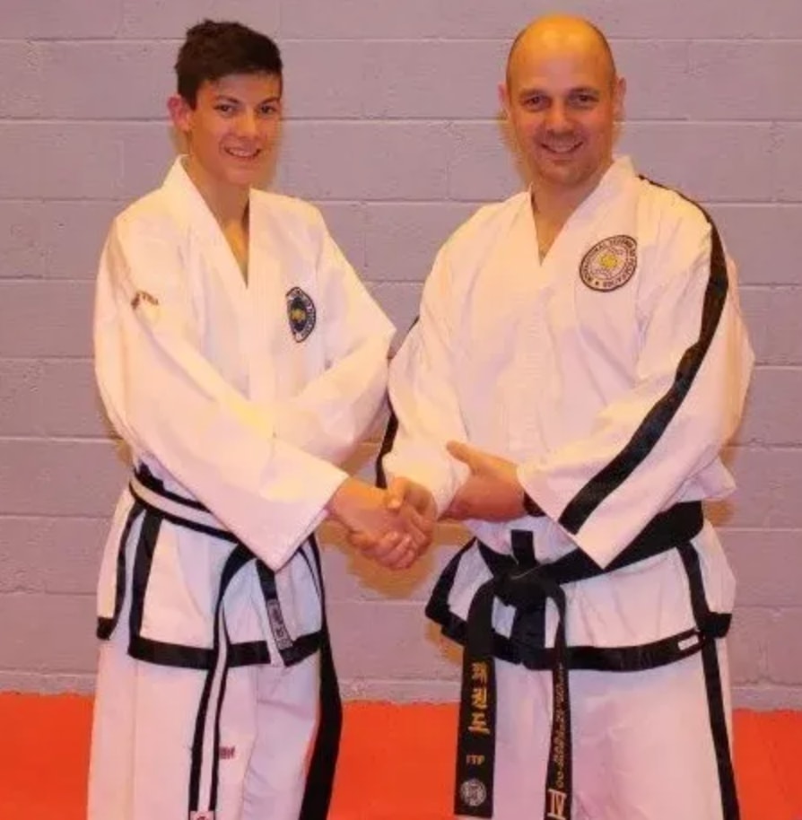 Matt Weston đã nổi bật bởi sự chăm chỉ và ý chí bền bỉ ngay từ khi học taekwondo lúc còn nhỏ. (Nguồn: The Sun)