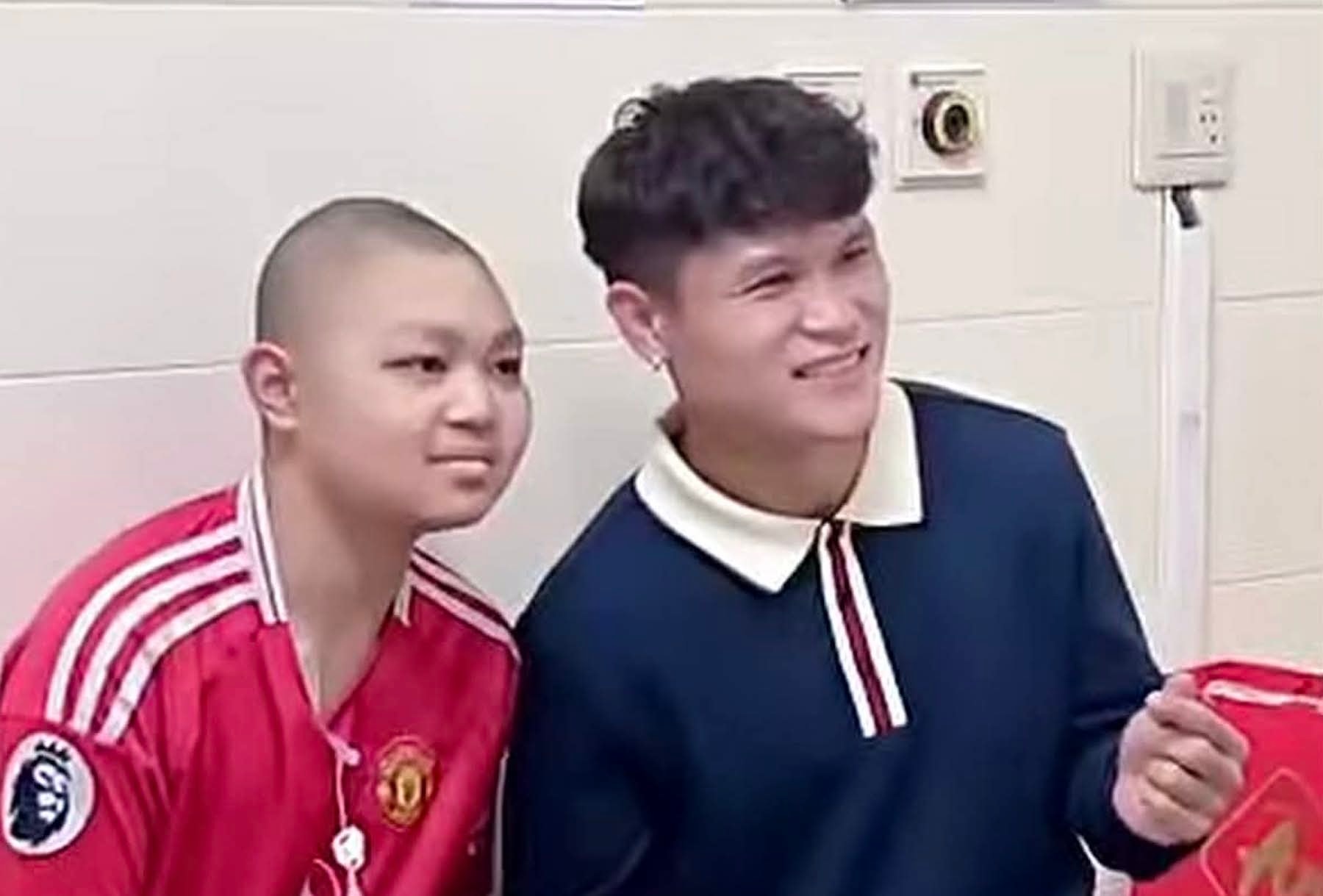 Tuấn Hải đến thăm các bệnh nhân tại bệnh viện K.