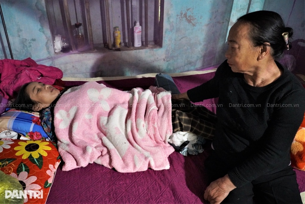 Chuỗi bi kịch dồn dập, chồng bệnh, con trai mất, con gái mù lòa chạy thận - 2