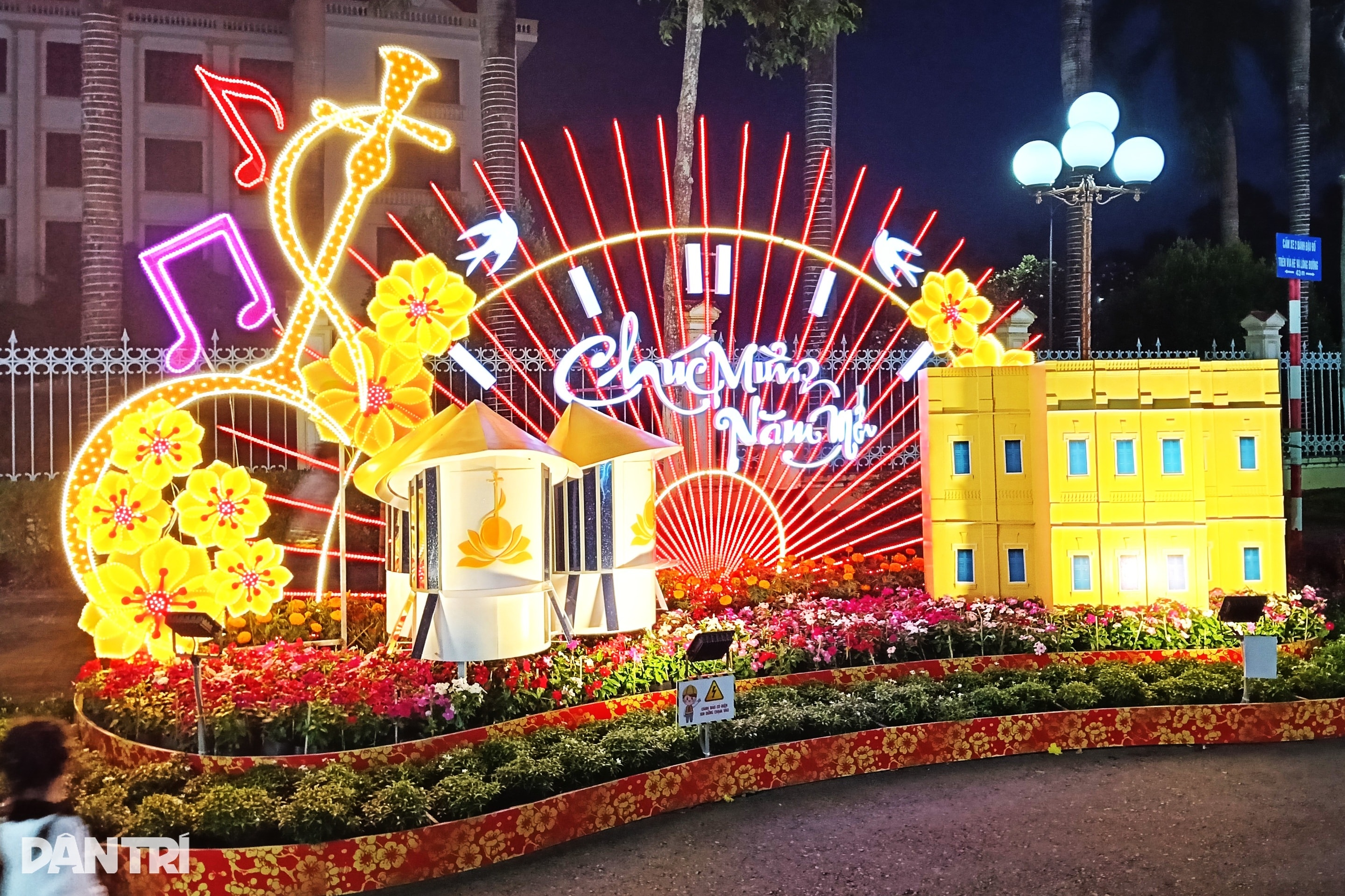 Linh vật ngựa, cua tôm cá xuất hiện trên đường hoa Tết ở Cà Mau - 4 Linh vật ngựa, cua tôm cá xuất hiện trên đường hoa Tết ở Cà Mau - 4