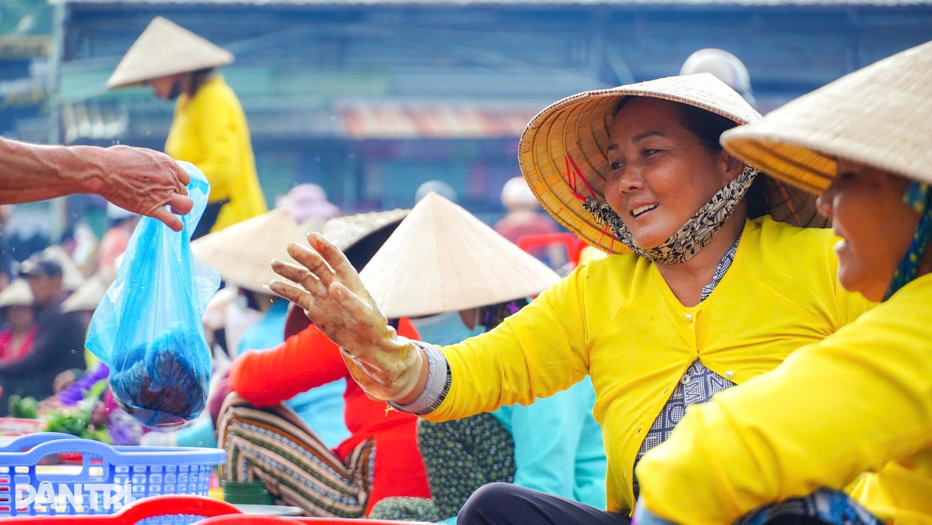 Phiên chợ được mệnh danh đẹp nhất miền Tây, ai ghé đến cũng phải cúi đầu - 7