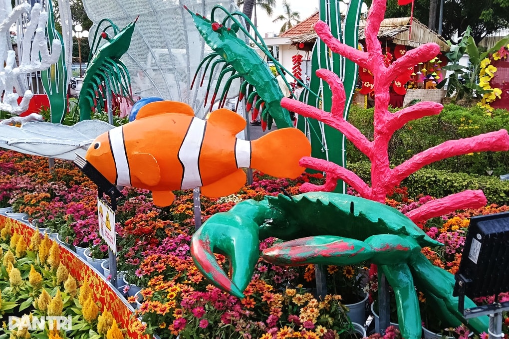 Linh vật ngựa, cua tôm cá xuất hiện trên đường hoa Tết ở Cà Mau - 3 Linh vật ngựa, cua tôm cá xuất hiện trên đường hoa Tết ở Cà Mau - 3