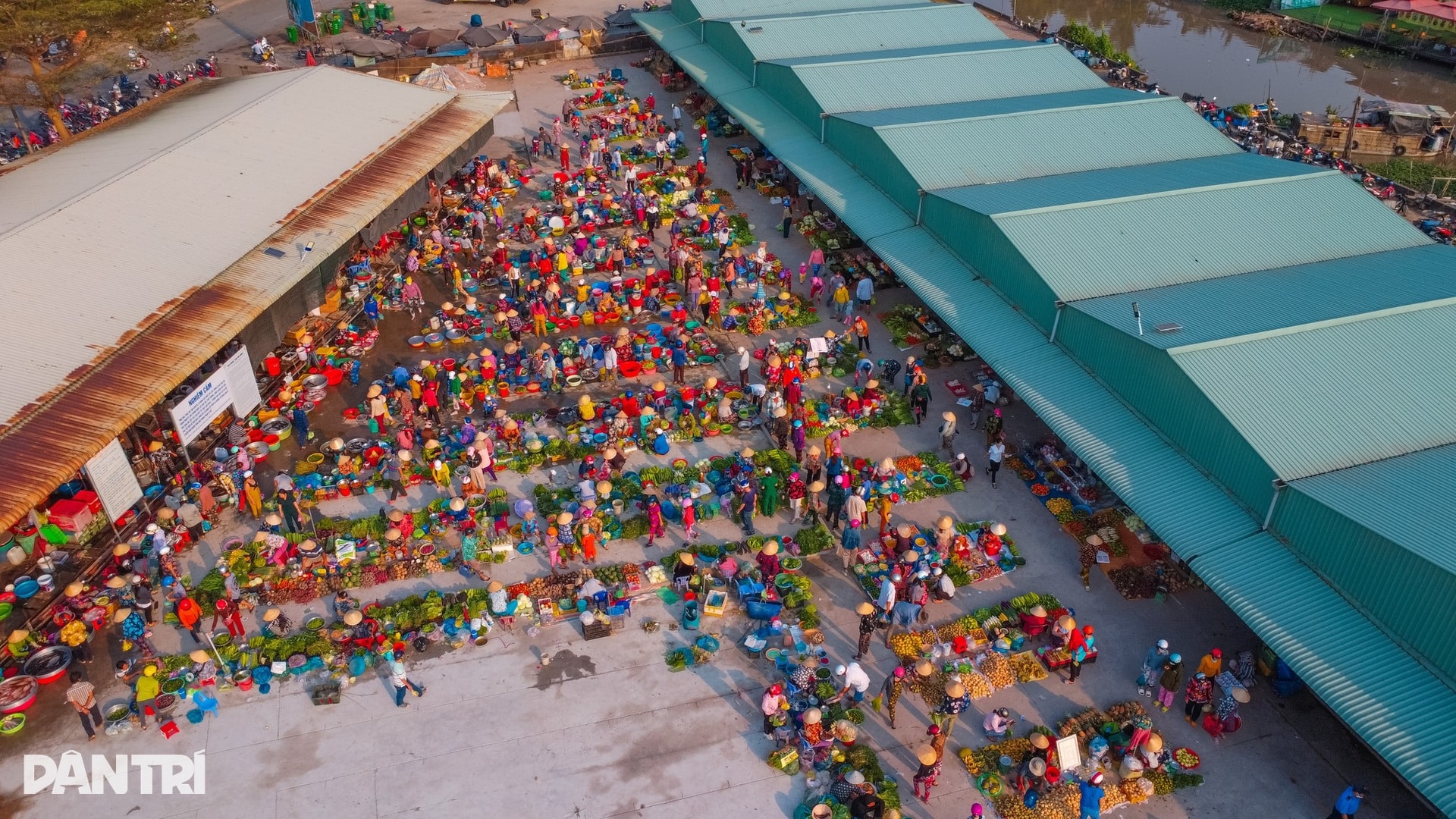 Phiên chợ được mệnh danh đẹp nhất miền Tây, ai ghé đến cũng phải cúi đầu - 1