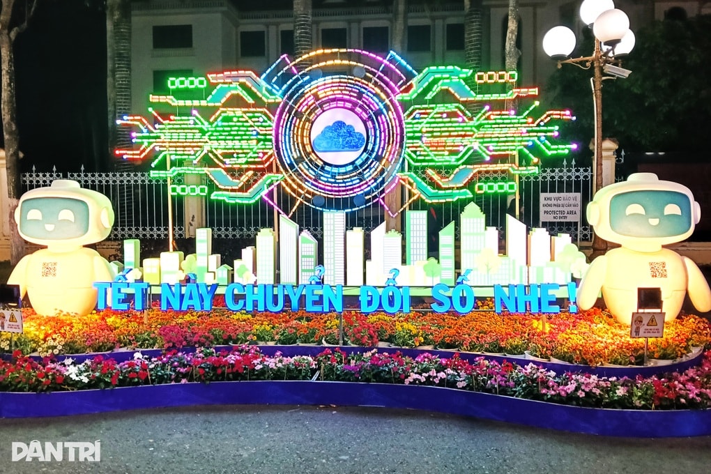 Linh vật ngựa, cua tôm cá xuất hiện trên đường hoa Tết ở Cà Mau - 2 Linh vật ngựa, cua tôm cá xuất hiện trên đường hoa Tết ở Cà Mau - 2