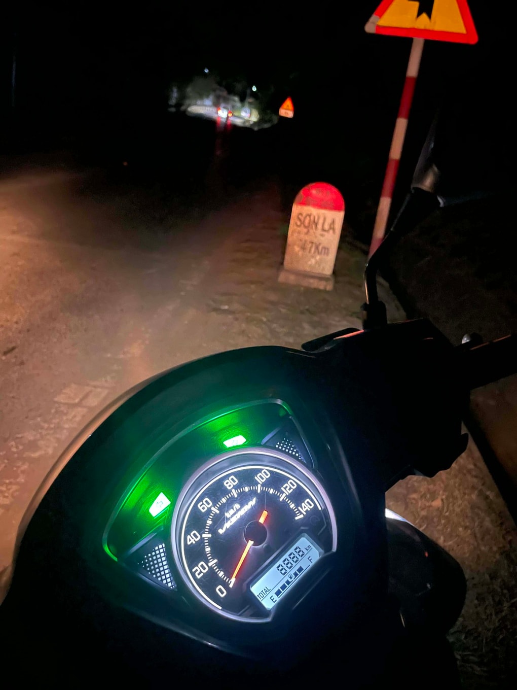 Công nhân xuyên đêm đi xe máy gần 400km về quê đón Tết vì tiếc 1 triệu đồng - 1