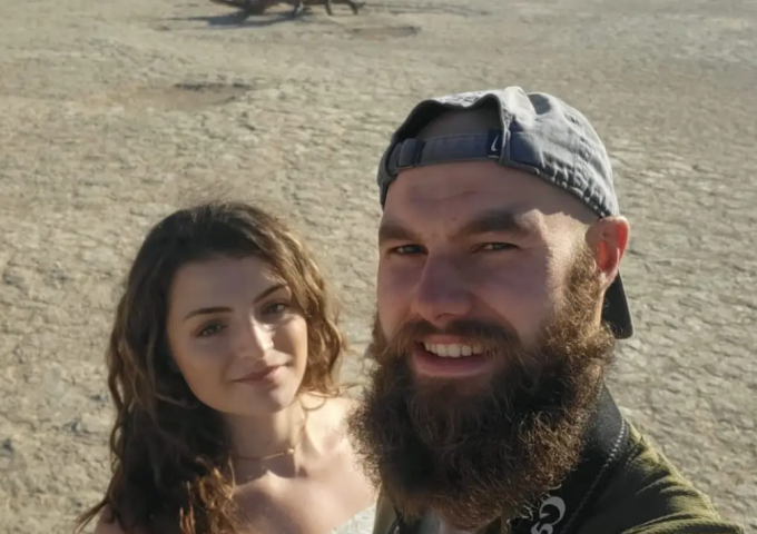 Eibhlis Gale-Coleman chụp ảnh cùng bạn trai Greg trong lần leo núi chung đầu tiên. Ảnh: BI