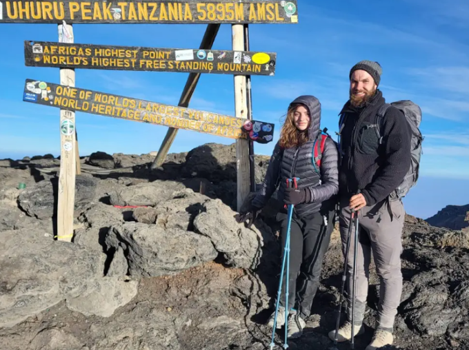 Hai du khách Mỹ chụp ảnh trong chuyến chinh phục đỉnh Kilimanjaro, Tanzania. Ảnh: