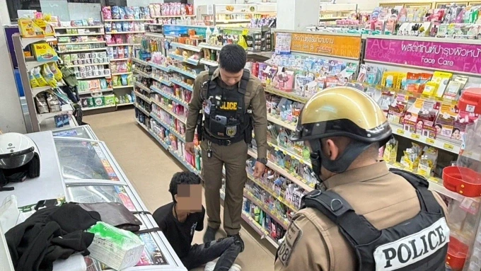 Cảnh sát địa phương bắt giữ nghi phạm tại cửa hàng tiện lợi. Ảnh: Asia Pacific Press via ViralPress