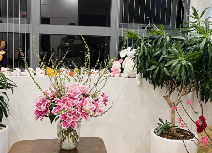 Bình ly kép chị Thu Hương cắm hôm 23 âm lịch, giá 130.000 đồng chục bông, nay giá tăng gấp 5-6 lần. Ảnh: Nhân vật cung cấp
