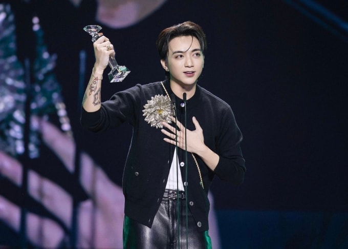 Soobin nâng cúp tại gala trao giải Làn Sóng Xanh 2025, hôm 30/1 ở TP HCM.