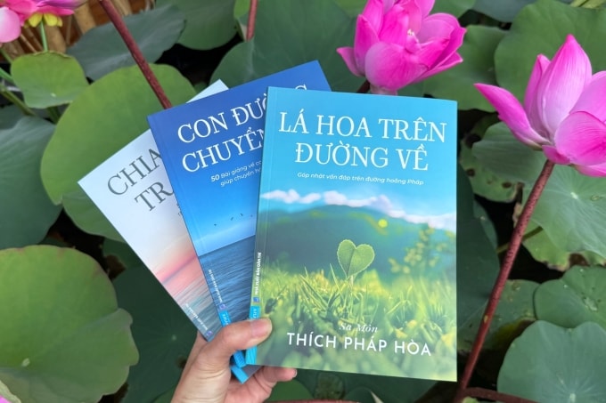 Sách Lá hia trên đường về cùng hai cuốn phát hành trước đó của nhà sư Thích Pháp Hòa. Ảnh: NXB cung cấp