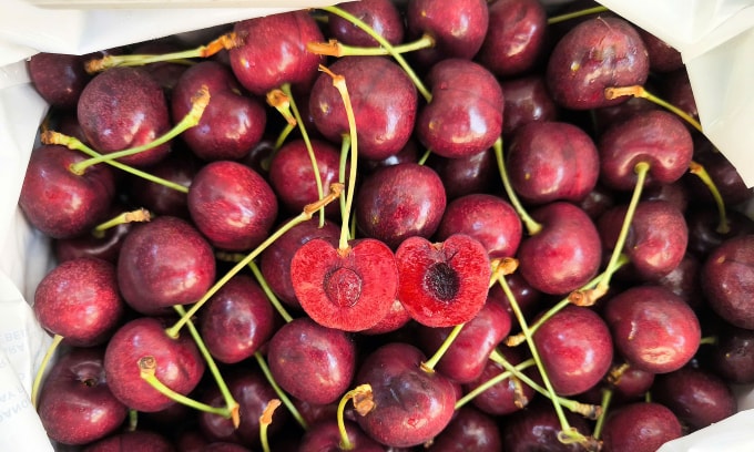 Cherry Australia tại cửa hàng trái cây trên đường Hai Bà Trưng, phường Sài Gòn (TP HCM). Ảnh: Farmers Market