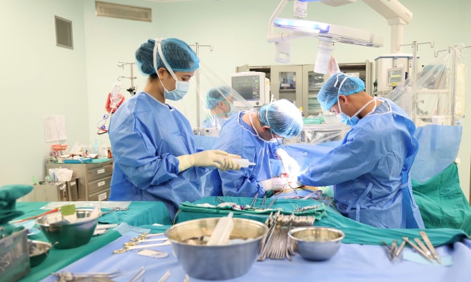 Các bác sĩ ghép gan cứu bệnh nhân. Ảnh: Mai Chi