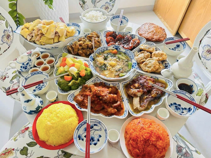 Bữa cơm ngày Tết. Ảnh: Thu Hà