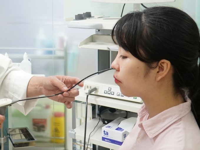Người bệnh được bác sĩ nội soi mũi họng kiểm tra. Ảnh minh họa: Bệnh viện Đa khoa Tâm Anh