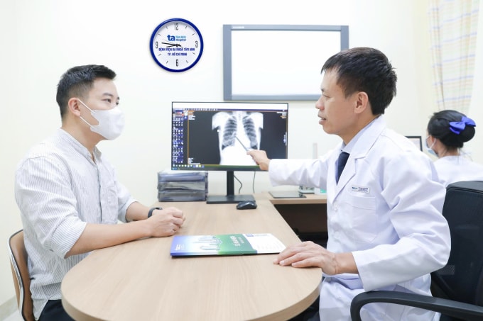 Phó giáo sư Vĩnh giải thích các bệnh liên quan đến phổi. Ảnh minh họa: Bệnh viện Đa khoa Tâm Anh