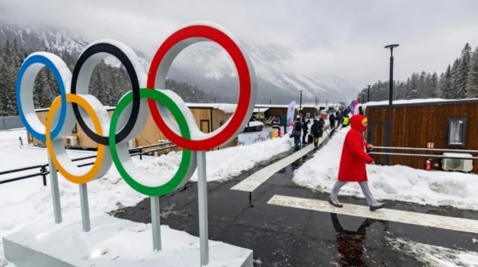 Biểu tượng vòng tròn Olympic tại Cortina dAmpezzo trước thềm Thế vận hội Mùa đông 2026. Ảnh: AFP