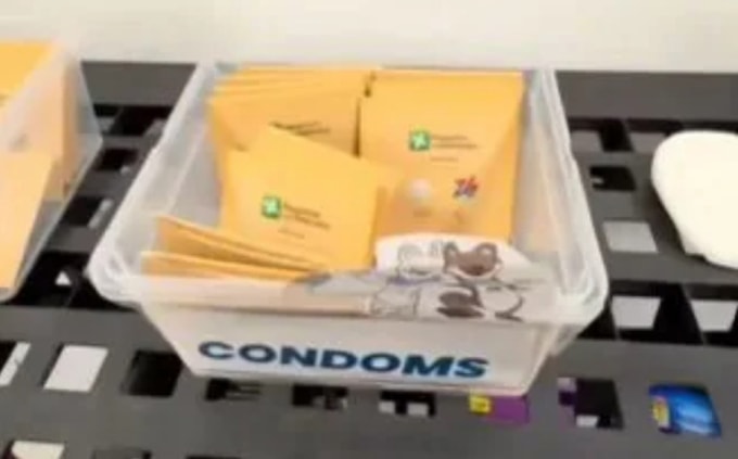 Bao cao su in logo của vùng Lombardy được vận động viên trượt băng nghệ thuật người Tây Ban Nha Olivia Smart đăng lên Instagram. Ảnh: Instagram