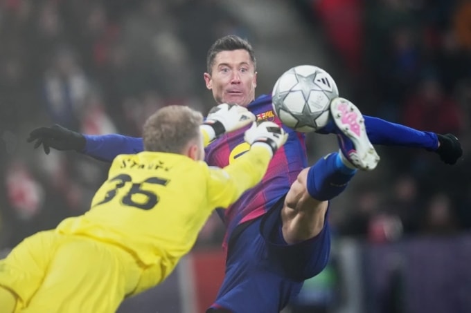 Lewandowski ghi bàn trong trận Barca gặp Slavia Praha tại vòng bảng Champions League ở CH Czech tối 21/1/2026. Ảnh: AP