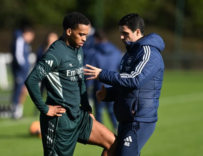 HLV Mikel Arteta dặn dò Jurrien Timber trong buổi tập của Arsenal ngày 14/2. Ảnh: Arsenal FC