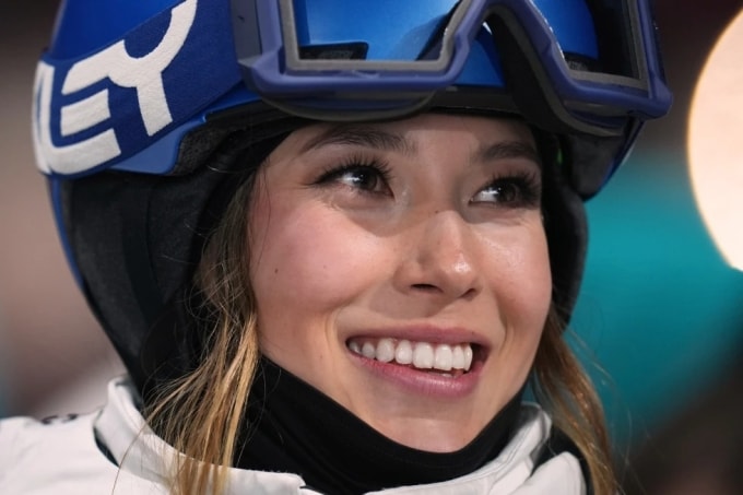 Eileen Gu tại vòng loại big air, trượt tuyết tự do ở Olympic mùa Đông tại Livigno, Italy tối 14/2/2026. Ảnh: AP