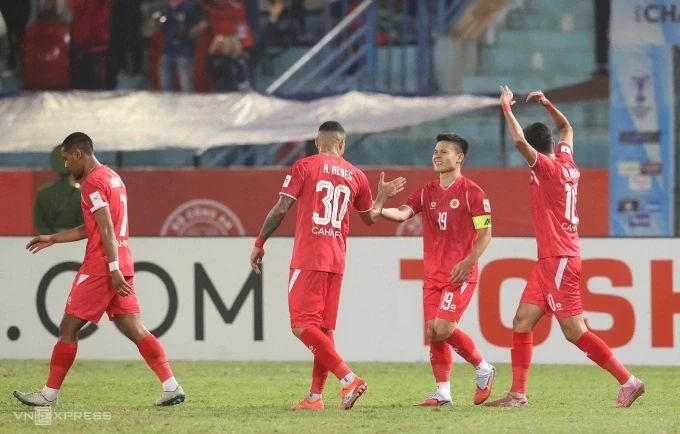 Cầu thủ CAHN mừng trận thắng Tampines Rovers 4-0 ở lượt đi vòng 1/8 AFC Champions League Two 2025-2026, trên sân Hàng Đẫy ở Hà Nội tối 11/2/2026. Ảnh: Hoàng Huynh