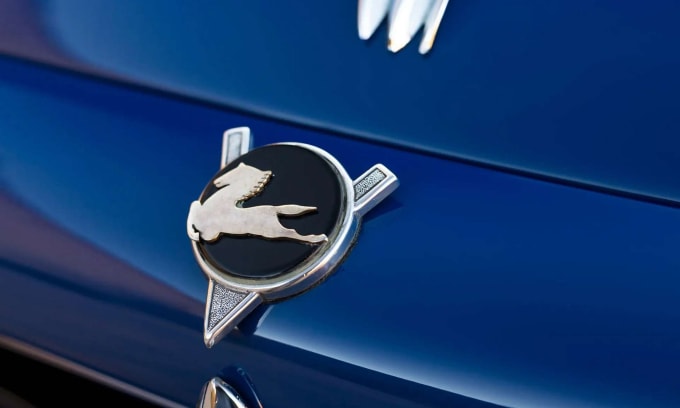 Logo ngựa trên một mẫu xe của Pegaso. Ảnh: RM Sothebys