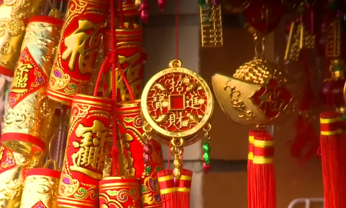 Đồ trang trí dịp Tết tại San Jose trong video do CBS News đăng ngày 13/2. Ảnh chụp màn hình