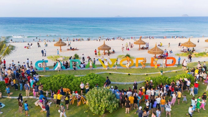 Bãi biển CaraWorld đón hàng nghìn lượt khách. Ảnh: KN Cam Ranh