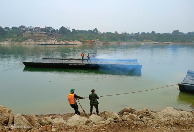 Bộ đội Công binh Lữ đoàn 249 hạ thủy các đốt cầu phao trên sông Lô. Ảnh: Hoàng Dũng