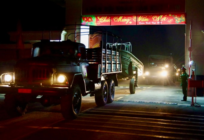 Bộ đội công binh hành quân rạng sáng 15/2 đi bắc cầu phao. Ảnh: Đăng Chiến