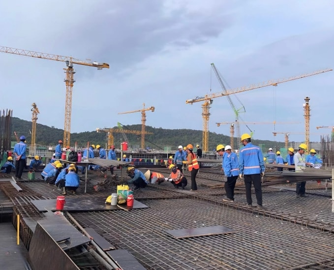 Công nhân thi công tại công trường ngày 14/2. Ảnh: Sun Group