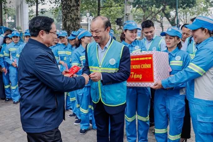 Thủ tướng thăm và động viên công nhân môi trường đô thị đang thực hiện nhiệm vụ tại vườn hoa Lê Trực. Ảnh: VGP