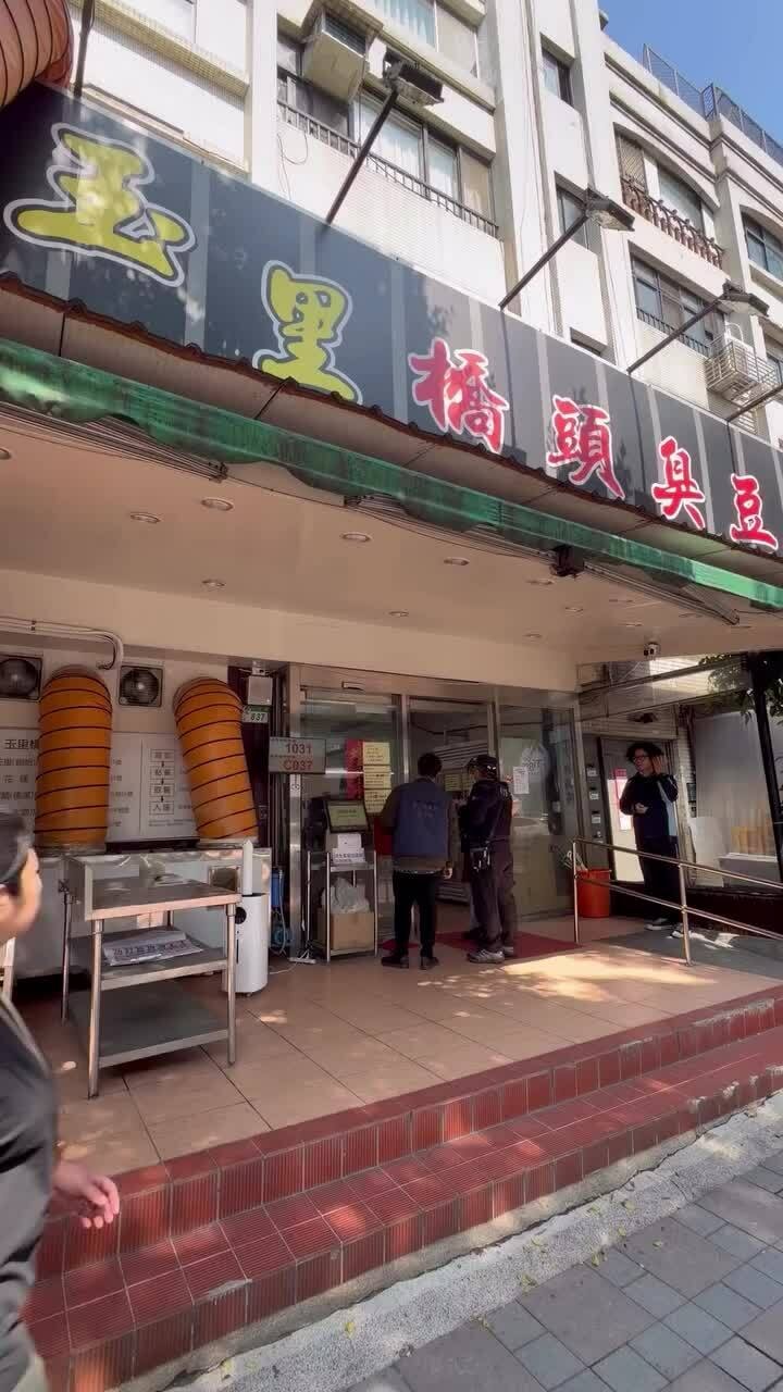 Tiệm đậu hũ thối khiến người dân hoảng loạn tinh thần