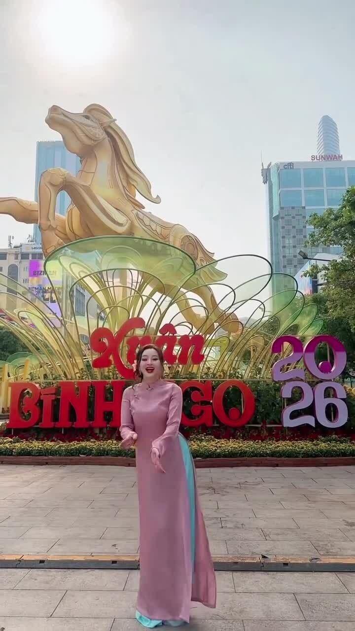 Á hậu Thư Đình nhảy múa ở đường hoa Nguyễn Huệ