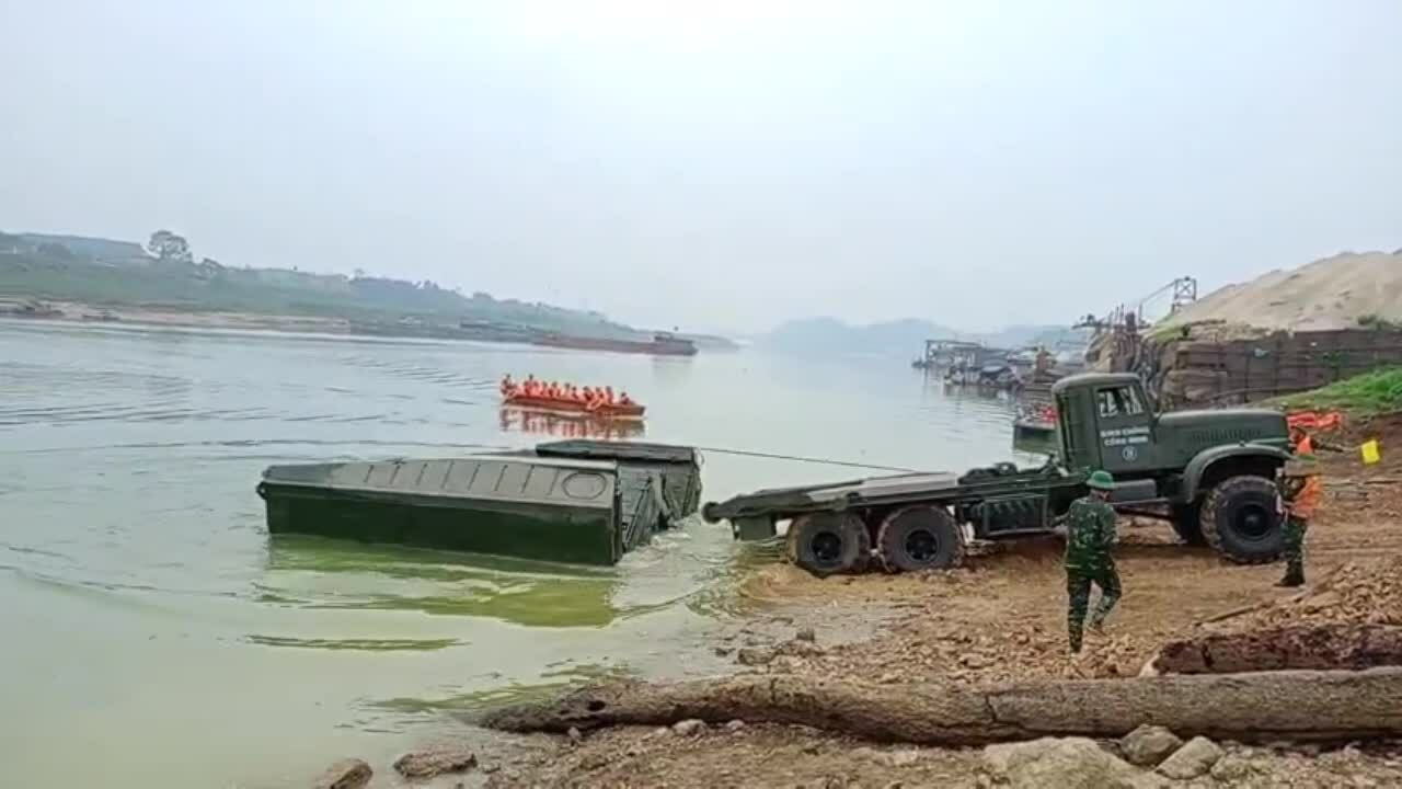 Hạ thủy các đốt cầu phao chiều 15/2