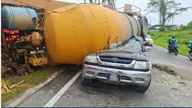 Xe trộn xi măng lật nghiêng, đè bẹp xe ô tô khiến tài xế tử vong- Ảnh 1.