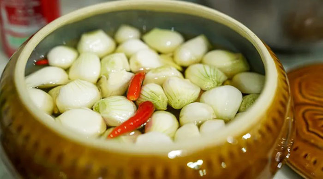 Bí quyết ăn dưa hành ngày Tết: Vừa giúp "tiêu mỡ" vừa đậm vị thơm ngon - Ảnh 1.