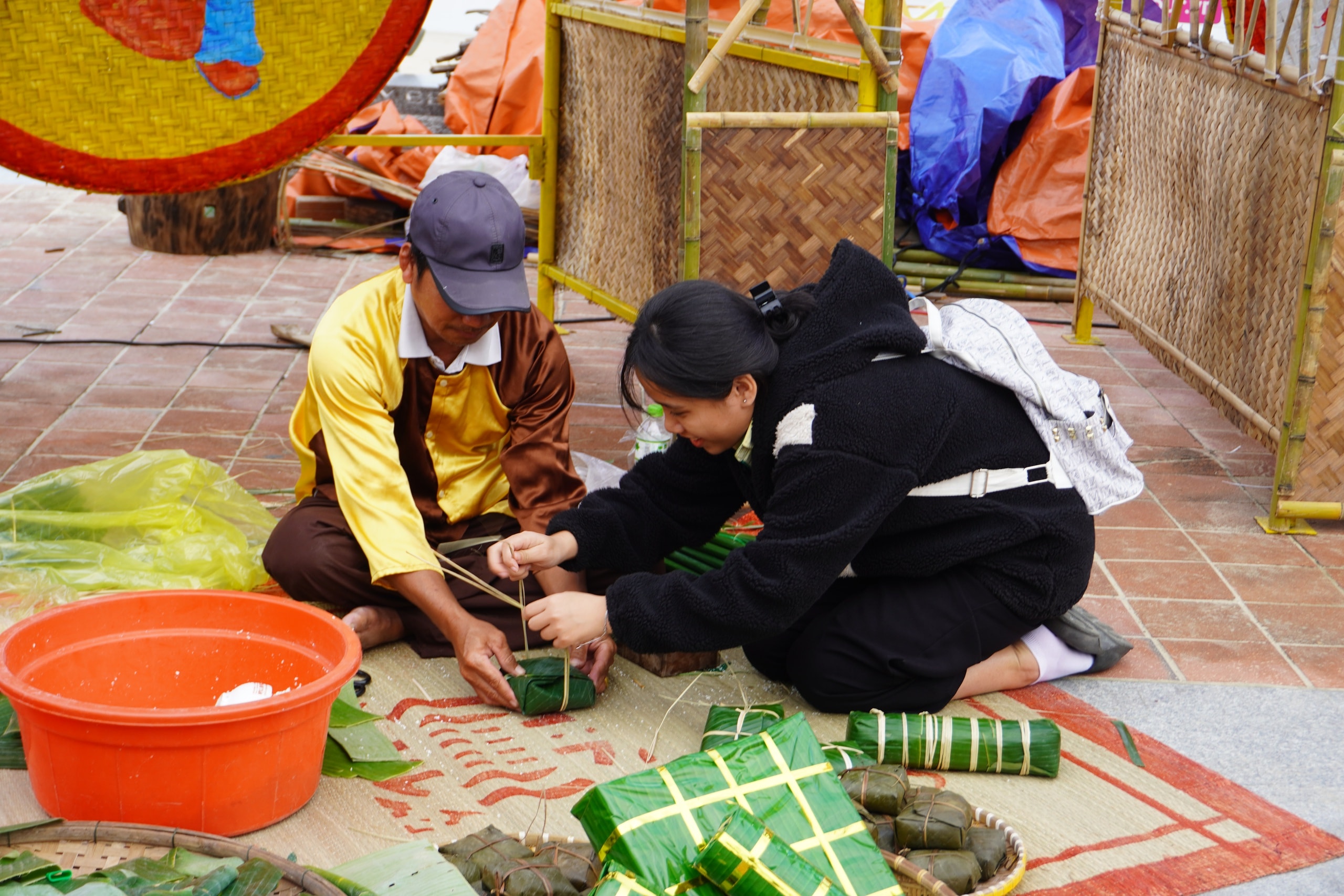 Du khách nước ngoài tập gói bánh chưng bên bãi biển Đà Nẵng- Ảnh 4.