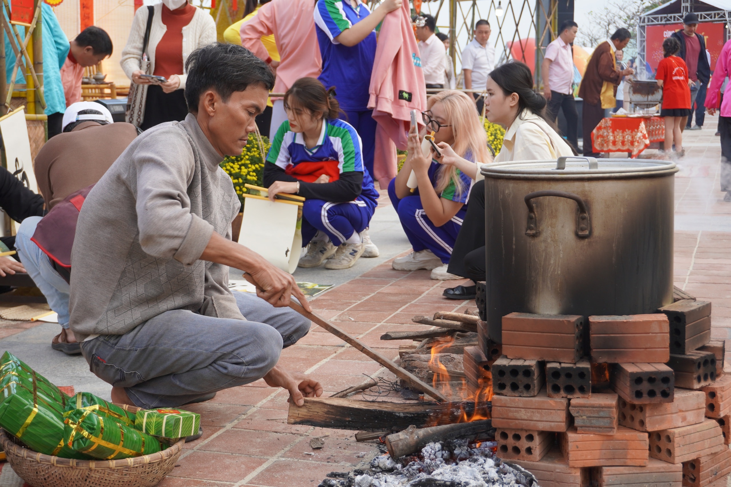 Du khách nước ngoài tập gói bánh chưng bên bãi biển Đà Nẵng- Ảnh 5.