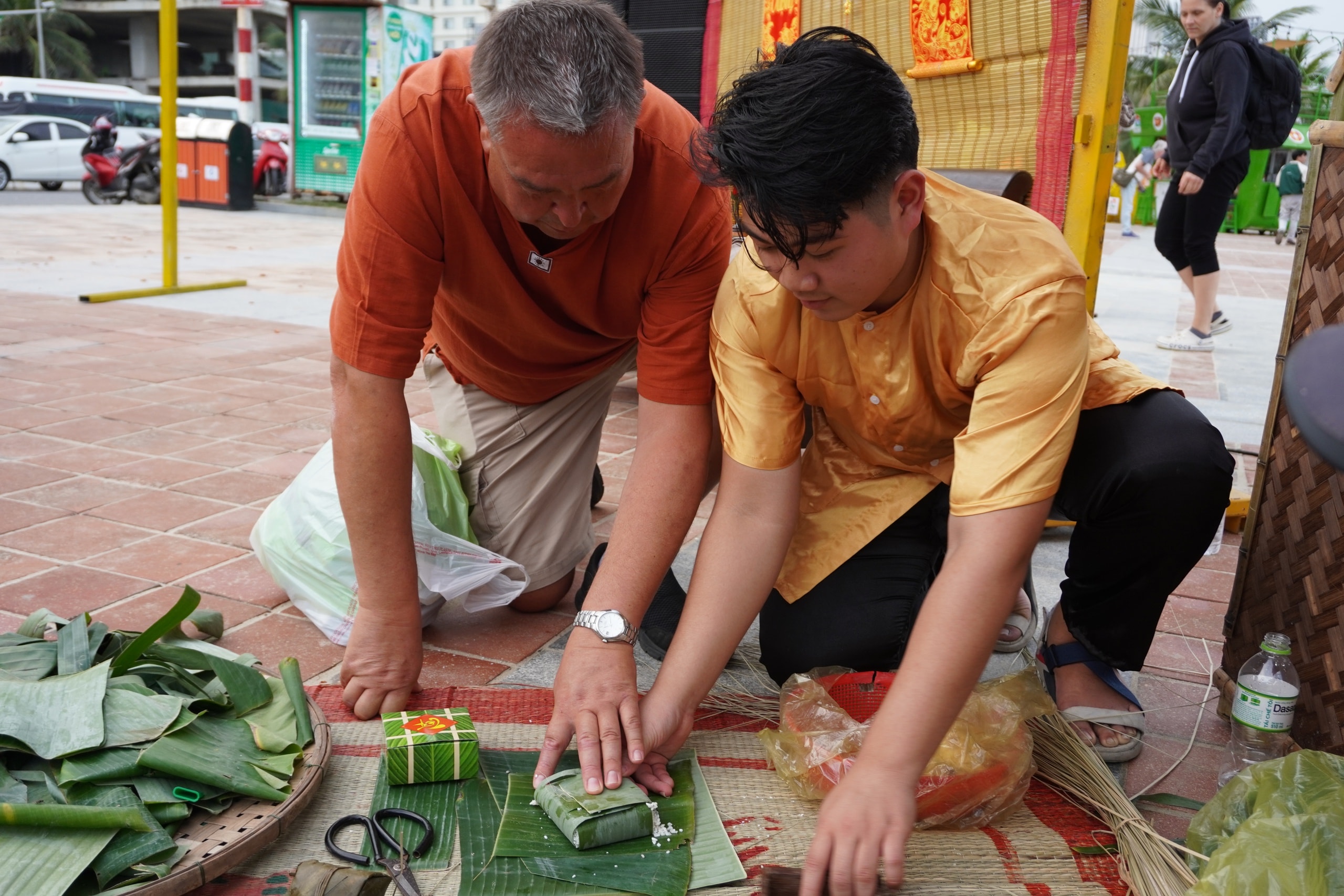 Du khách nước ngoài tập gói bánh chưng bên bãi biển Đà Nẵng- Ảnh 3.