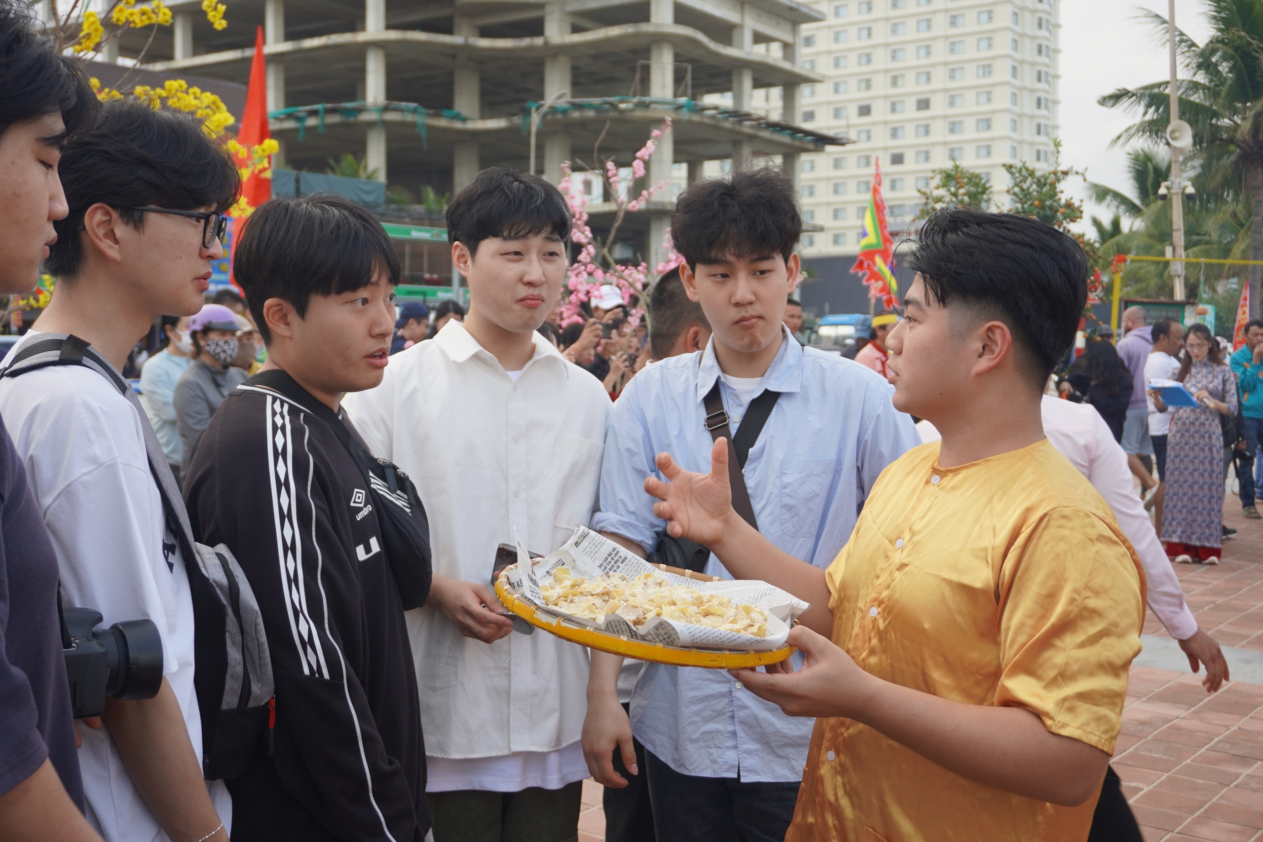 Du khách nước ngoài tập gói bánh chưng bên bãi biển Đà Nẵng- Ảnh 6.