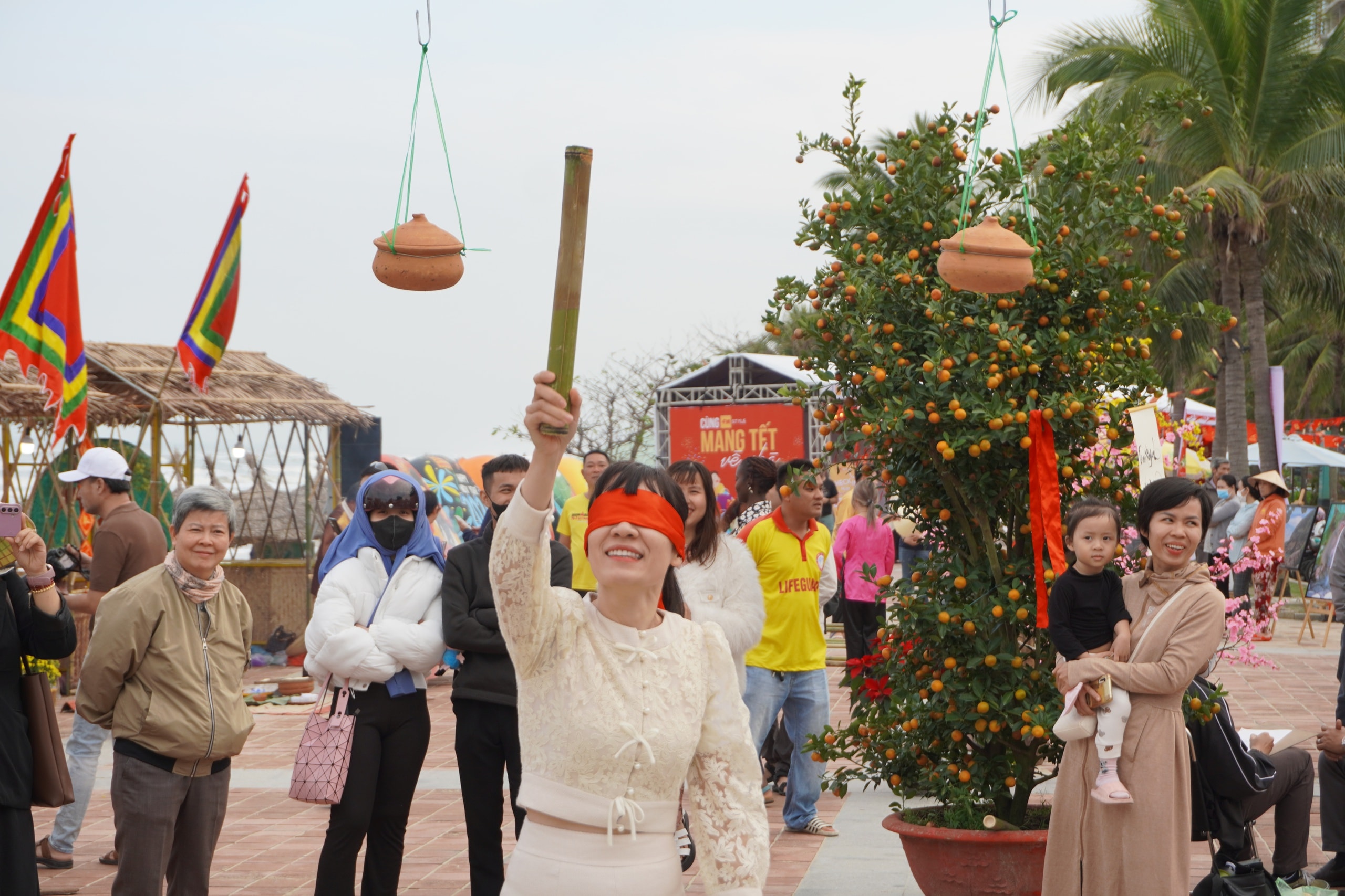 Du khách nước ngoài tập gói bánh chưng bên bãi biển Đà Nẵng- Ảnh 8.