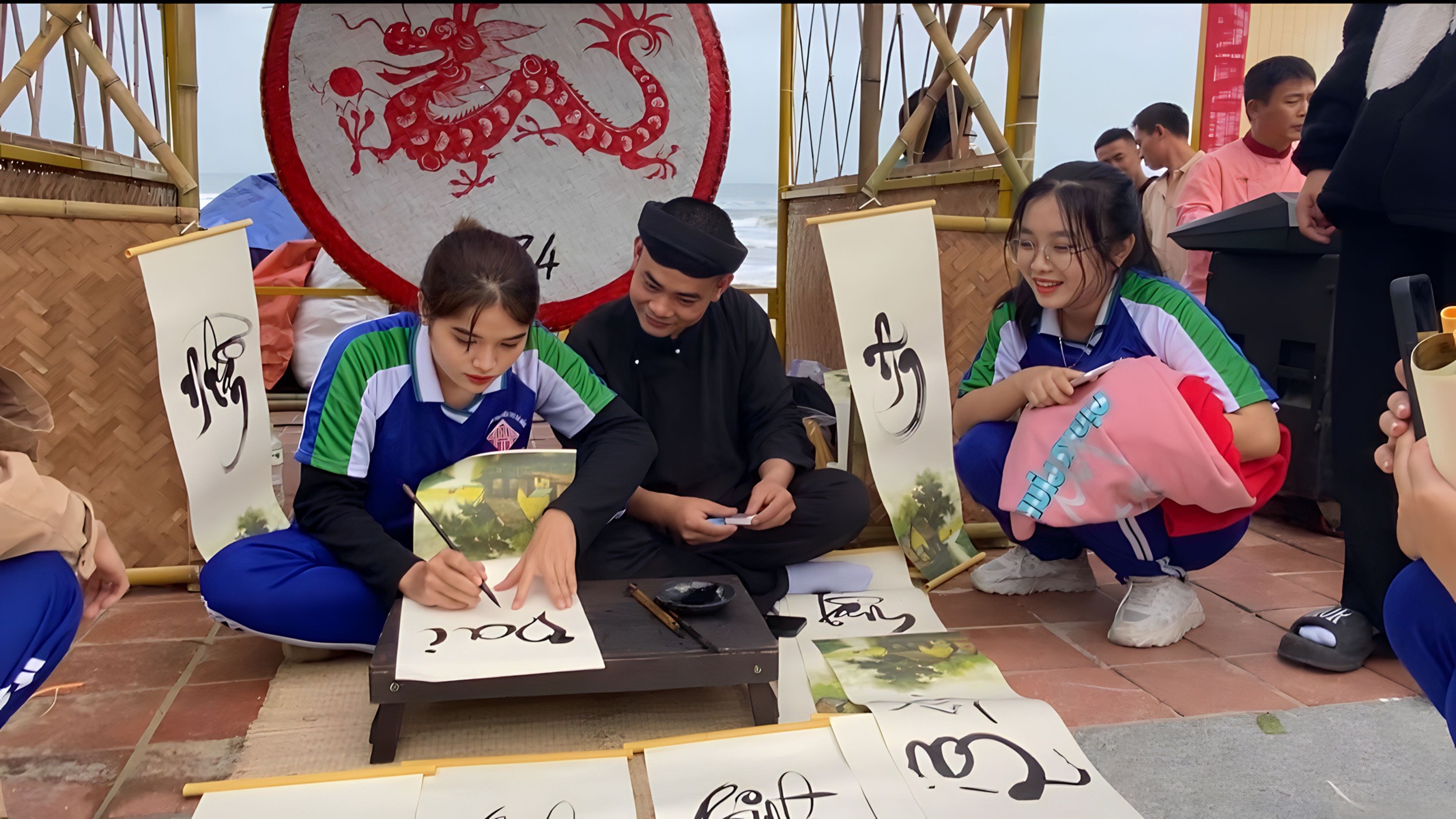 Du khách nước ngoài tập gói bánh chưng bên bãi biển Đà Nẵng- Ảnh 9.