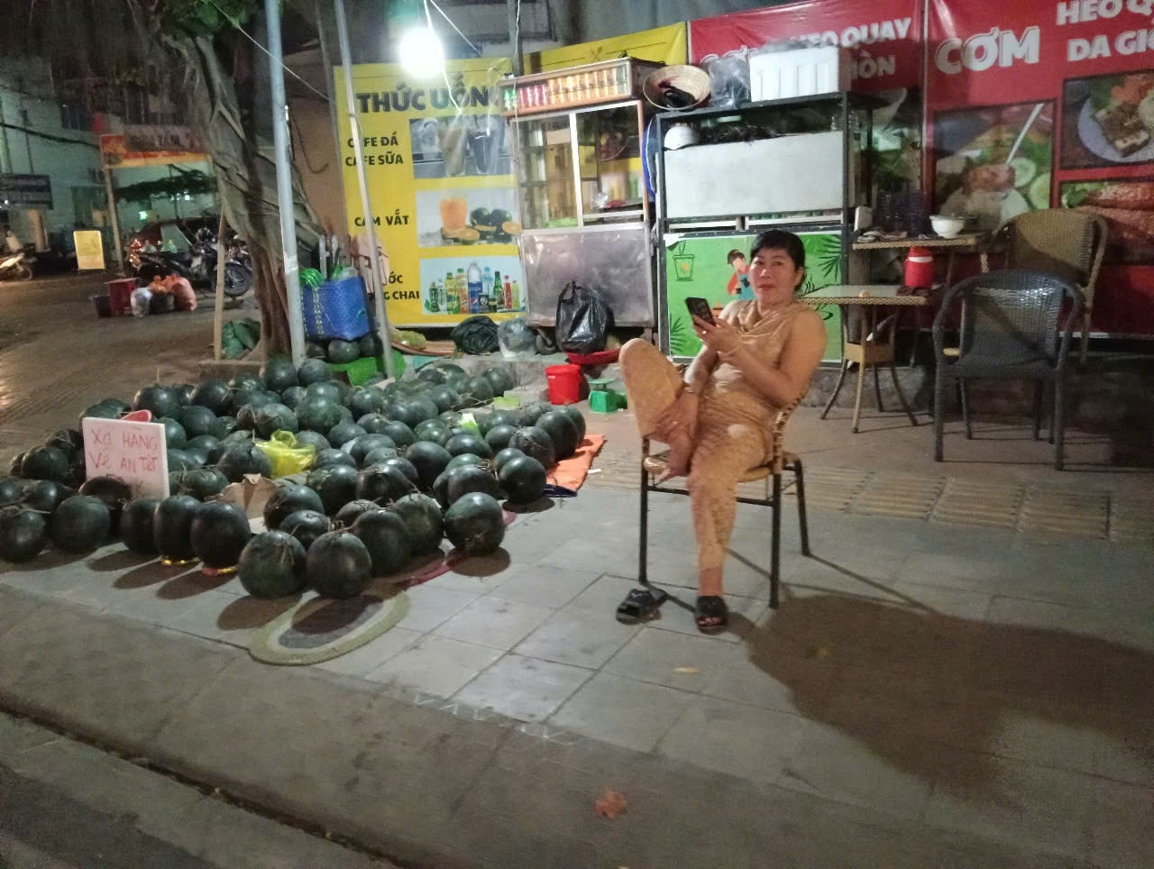 Dưa hấu Cần Thơ giảm giá kỷ lục 8 . 000 Đồng / kg trước Tết Nguyên đán 2026 - Ảnh 1.