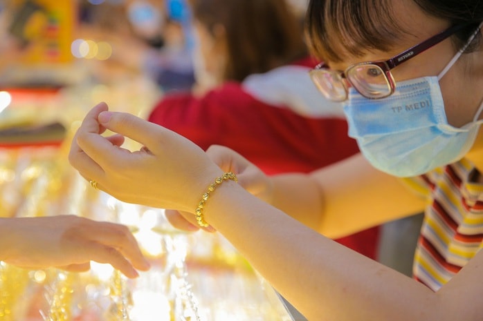 Khách giao dịch vàng từ 5 triệu đồng phải chuyển khoản trong Tết 2026 - Ảnh 2.