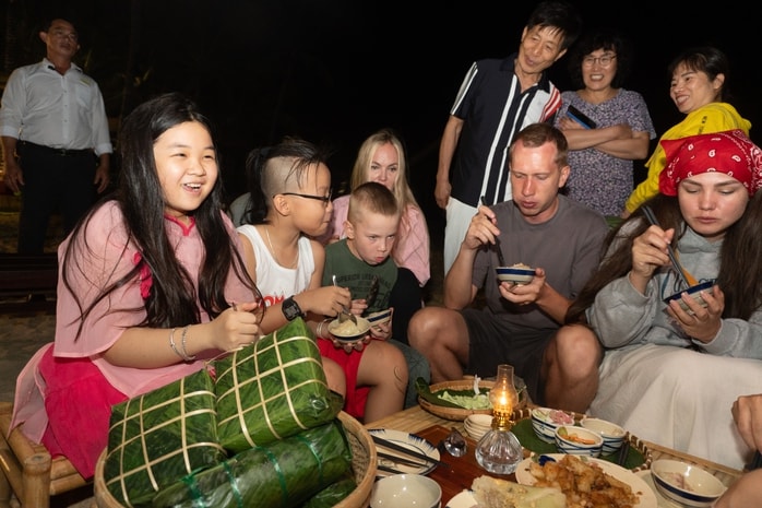 Du khách quốc tế trải nghiệm Tết Việt, gói bánh chưng tại Mũi Né - Ảnh 7.