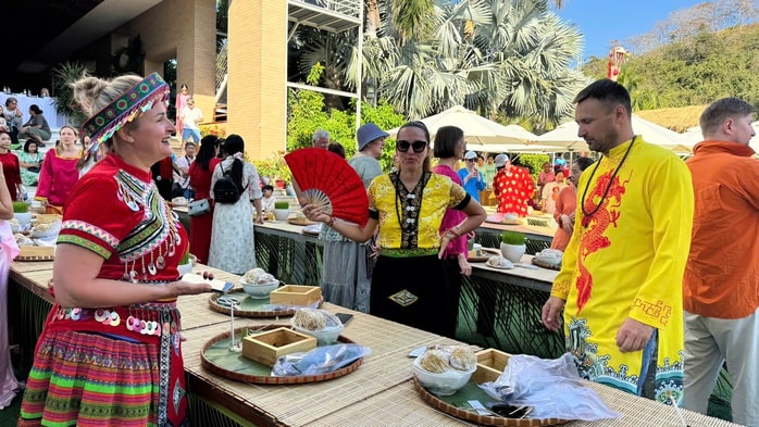 Du khách quốc tế trải nghiệm Tết Việt, gói bánh chưng tại Mũi Né - Ảnh 4.